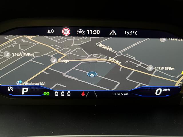 Volkswagen T-Roc 1.5 TSI R-Line / AUTOMAAT/ GARANTIE TM 04-2027/ STUUR+STUUR VERWARM./ TREKHAAK/ ELEK. ACHTERKLEP/ CAMERA/ PARK. SENSOREN V+A/ APP-CONNECT/ KEYLESS/ DRIVE SELECT/ DODE HOEK/ NAVI/ DAB/ LED/ ACC/ CLIMA/ ISOFI