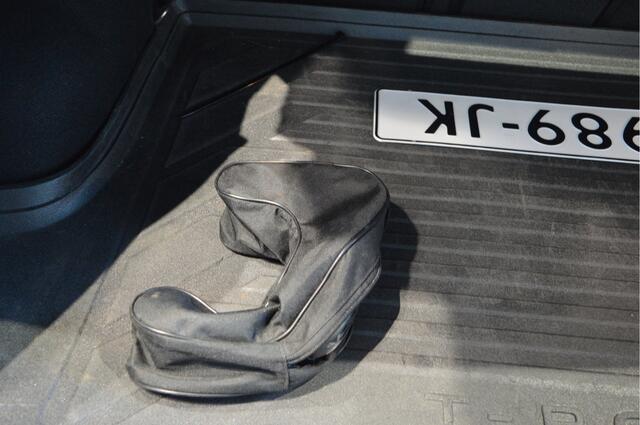 Volkswagen T-Roc 1.0 TSI Style navi clima camera led pdc trekhaak 17 inch !!