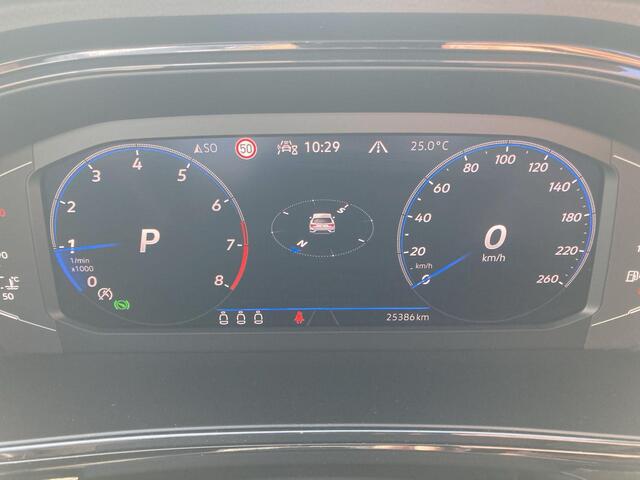 Volkswagen T-Roc 1.5 TSI 150pk DSG R-Line Blackstyle · Panoramadak · Camera + Parkeersensoren · Beats Audio