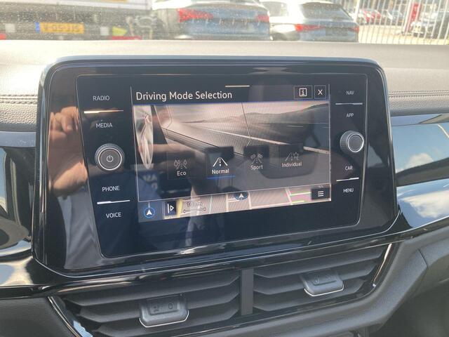 Volkswagen T-Roc 1.5 TSI 150pk DSG R-Line Blackstyle · Panoramadak · Camera + Parkeersensoren · Beats Audio