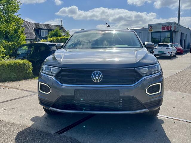 Volkswagen T-Roc 1.5 TSI Active DAB | Carplay/Android auto | Stoelverwarming | Achteruitrijcamera