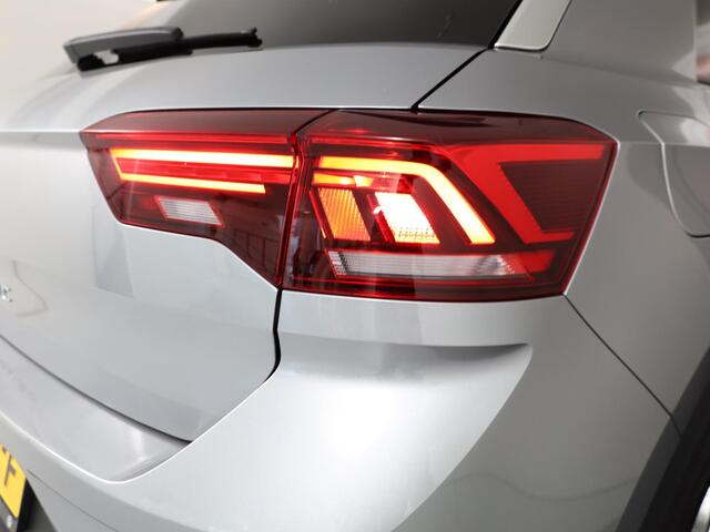 Volkswagen T-Roc 1.5 TSI Life Edition 150 pk Automaat (DSG) | Verlengde garantie | Navigatie via App | Parkeersensoren (Park assist) | Achteruitrijcamera | Adaptieve cruise control |