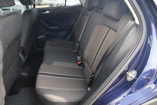 Volkswagen T-Roc 1.5 TSI Style 150PK DSG Automaat 18 inch Bicolor Velgen Stoelverwarming Clima Adaptive Cruise Parkeersensor