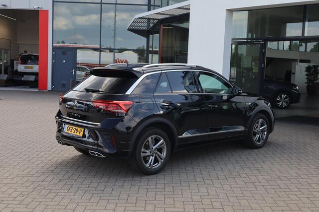 Volkswagen T-Roc 1.5 TSI R-Line Achteruitrijcamera trekhaak afneembaar privacy glas alarm ergo stoelen met leder alcantara stoel en stuurwiel verwarming ACC park assist navigatie 17" LMV valencia spiegel pakket