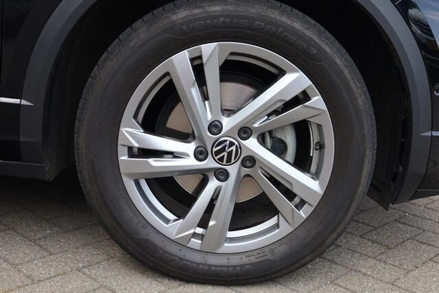 Volkswagen T-Roc 1.5 TSI R-Line Achteruitrijcamera trekhaak afneembaar privacy glas alarm ergo stoelen met leder alcantara stoel en stuurwiel verwarming ACC park assist navigatie 17" LMV valencia spiegel pakket