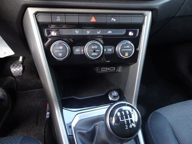 Volkswagen T-Roc 1.0 TSI Style Automatische airco, cruise controle, parkeersensoren voor en achter, navigatie, carplay, licht metalen velgen, afneembare trekhaak, enz.
