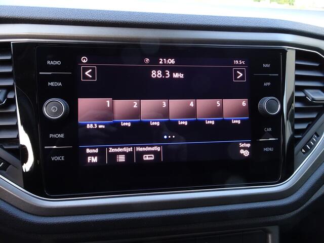 Volkswagen T-Roc 1.0 TSI Style Automatische airco, cruise controle, parkeersensoren voor en achter, navigatie, carplay, licht metalen velgen, afneembare trekhaak, enz.