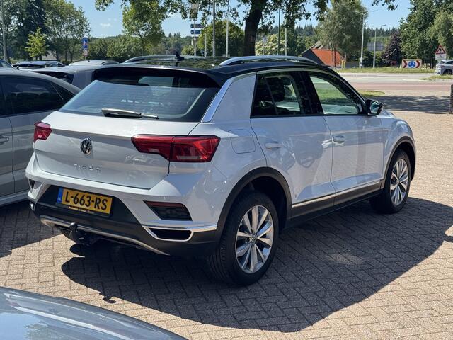 Volkswagen T-Roc 1.5 TSI Sport / Trekhaak / Virtual Cockpit / Navigatie / Parkeerhulp V+A / Spiegelpakket / 17'' / Apple CarPlay / ACC