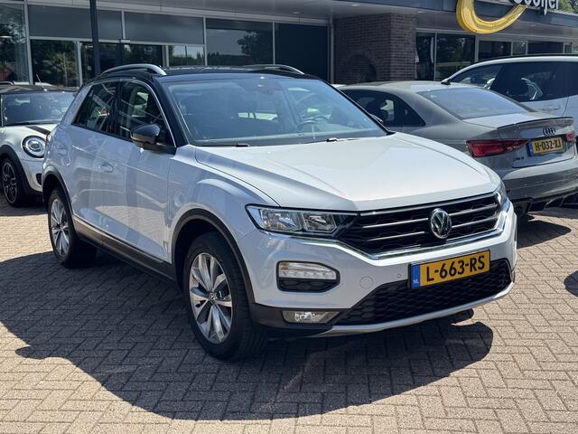 Volkswagen T-Roc 1.5 TSI Sport / Trekhaak / Virtual Cockpit / Navigatie / Parkeerhulp V+A / Spiegelpakket / 17'' / Apple CarPlay / ACC