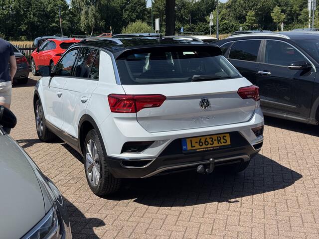 Volkswagen T-Roc 1.5 TSI Sport / Trekhaak / Virtual Cockpit / Navigatie / Parkeerhulp V+A / Spiegelpakket / 17'' / Apple CarPlay / ACC