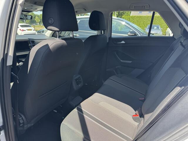 Volkswagen T-Roc 1.5 TSI Sport / Trekhaak / Virtual Cockpit / Navigatie / Parkeerhulp V+A / Spiegelpakket / 17'' / Apple CarPlay / ACC