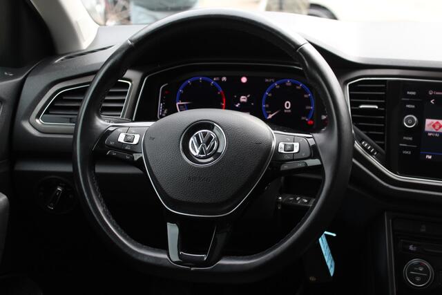 Volkswagen T-Roc 1.5 TSI Sport / Trekhaak / Virtual Cockpit / Navigatie / Parkeerhulp V+A / Spiegelpakket / 17'' / Apple CarPlay / ACC