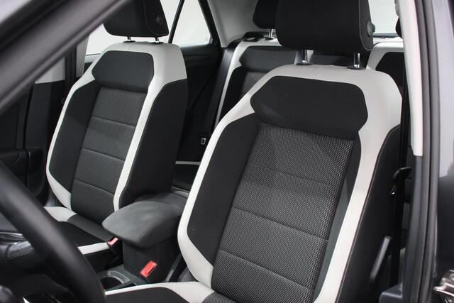 Volkswagen T-Roc 1.5 TSI DSG Sport | Navigatie | Apple Carplay/Android Auto | Adaptieve Cruise Control | Digitale Cockpit | Camera | Elektrische Achterklep |