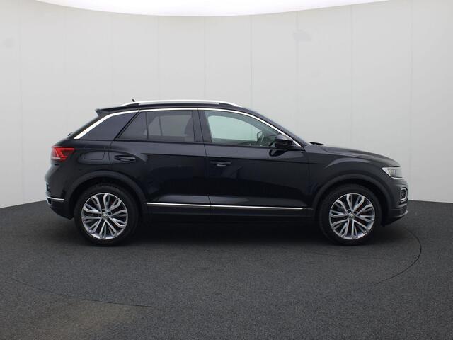 Volkswagen T-Roc 1.5 TSI 150pk DSG Sport Business R · Navigatie · Trekhaak · Camera + Parkeersensoren ·
