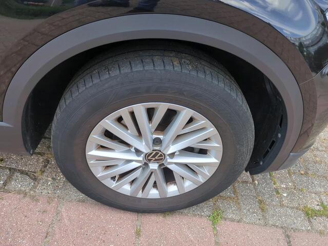 Volkswagen T-Roc 1.0 TSI Style Panoramadak / App-connect / Trekhaak / Parkeersensoren / Airco / Cruise