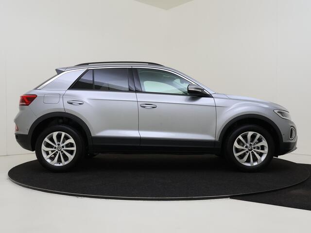 Volkswagen T-Roc 1.0 TSI Life Edition | Achteruitrijcamera | Keyless entry | Privacy glass achter | Apple carplay / Android auto | 17 inch LM velgen