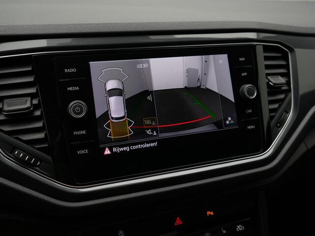Volkswagen T-Roc 1.5 TSI 150 pk DSG Sport | Panoramadak | Trekhaak | Achteruitrijcamera | Navigatie | Stoelverwarming
