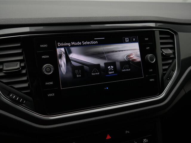 Volkswagen T-Roc 1.5 TSI 150 pk DSG Sport | Panoramadak | Trekhaak | Achteruitrijcamera | Navigatie | Stoelverwarming