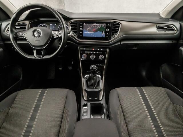Volkswagen T-Roc 1.0 TSI Sport (APPLE CARPLAY, GROOT NAVI, PARKEERSENSOREN, SPORTSTOELEN, ADAPTIVE CRUISE, DAB+, NIEUWE APK, NIEUWSTAAT)