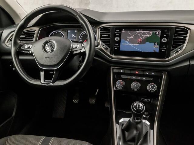 Volkswagen T-Roc 1.0 TSI Sport (APPLE CARPLAY, GROOT NAVI, PARKEERSENSOREN, SPORTSTOELEN, ADAPTIVE CRUISE, DAB+, NIEUWE APK, NIEUWSTAAT)