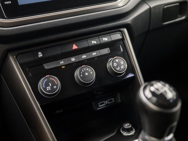Volkswagen T-Roc 1.0 TSI Sport (APPLE CARPLAY, GROOT NAVI, PARKEERSENSOREN, SPORTSTOELEN, ADAPTIVE CRUISE, DAB+, NIEUWE APK, NIEUWSTAAT)