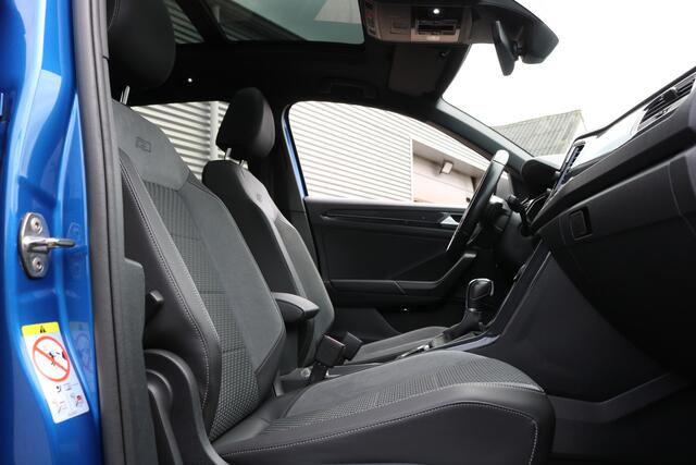 Volkswagen T-Roc 1.5 TSI R-Line DSG (Panodak VirtualCockpit ACC Camera Keyless Trekhaak Full-Led 19InchLMV PrivacyGlass Pdc V+A)