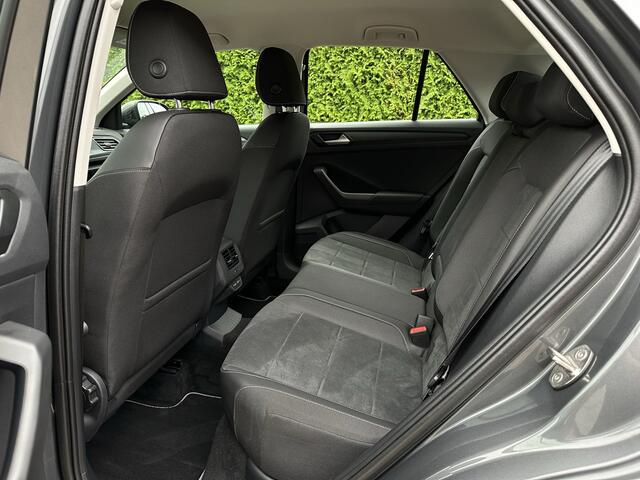 Volkswagen T-Roc 1.5 TSI 150pk DSG Black-Style l ACC l BLIS l CAMERA l ECC l LED l NAVI l TREKHAAK l 17.000km