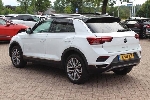 Volkswagen T-Roc 1.5 TSI Sport / Trekhaak / Panoramadak / Camera / 18'' / Dodehoek / Elektr. achterklep / Apple CarPlay / DAB / ACC