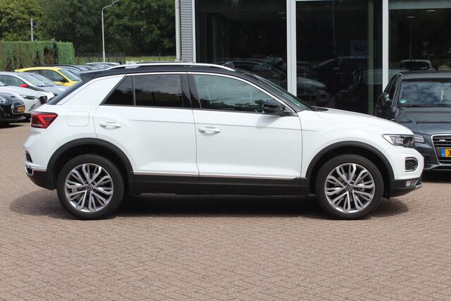 Volkswagen T-Roc 1.5 TSI Sport / Trekhaak / Panoramadak / Camera / 18'' / Dodehoek / Elektr. achterklep / Apple CarPlay / DAB / ACC