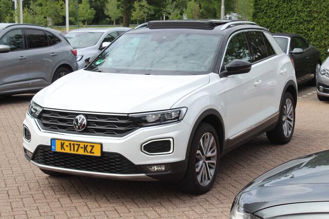 Volkswagen T-Roc 1.5 TSI Sport / Trekhaak / Panoramadak / Camera / 18'' / Dodehoek / Elektr. achterklep / Apple CarPlay / DAB / ACC