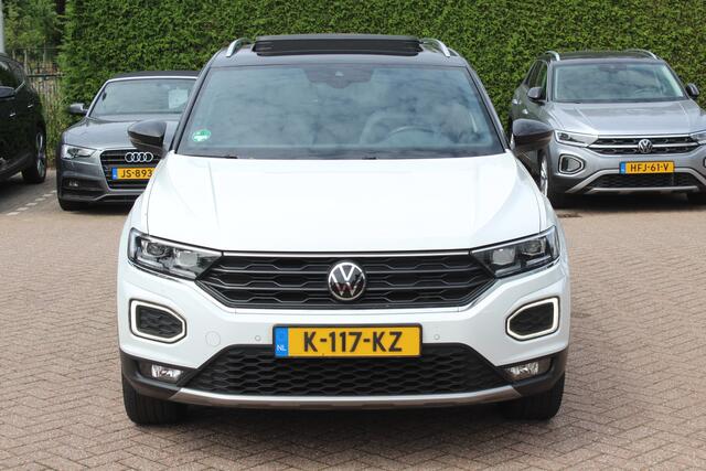 Volkswagen T-Roc 1.5 TSI Sport / Trekhaak / Panoramadak / Camera / 18'' / Dodehoek / Elektr. achterklep / Apple CarPlay / DAB / ACC