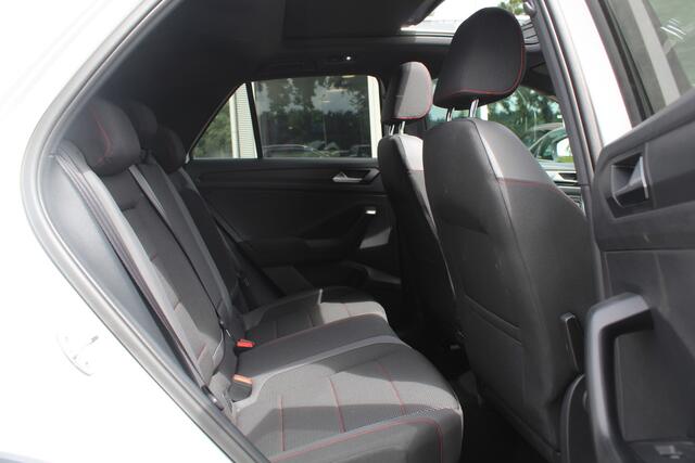 Volkswagen T-Roc 1.5 TSI Sport / Trekhaak / Panoramadak / Camera / 18'' / Dodehoek / Elektr. achterklep / Apple CarPlay / DAB / ACC