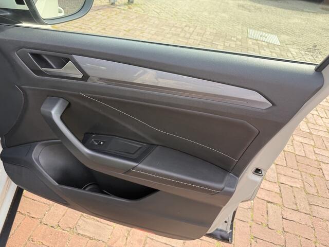 Volkswagen T-Roc 1.5 TSI Life Business Automaat 1e eigen 150pk Ascot grijs (krijt kleur)