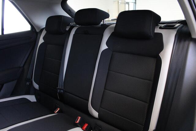 Volkswagen T-Roc 1.5 TSI Sport LED - Camera - Virtual - Trekhaak - Stoelverwarming