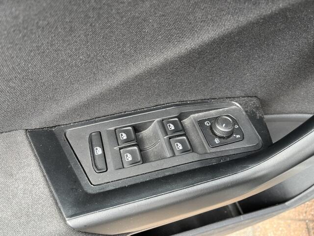 Volkswagen T-Roc 1.0 TSI Life Business / ADAPT. CRUISE/ LED/ 15" LMV/ DAB/ NAVI/ PARK. SENSOREN + CAMERA/ CLIMA/ STOEL VERWARM./ APP-CONNECT