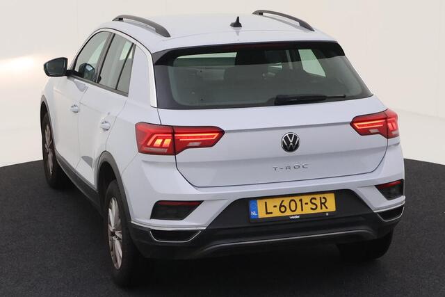 Volkswagen T-Roc 1.0 TSI Style / Navigatie / Climate controle / Camera / Parkeer sensoren V+A / Lichtmetaal 16 inch /