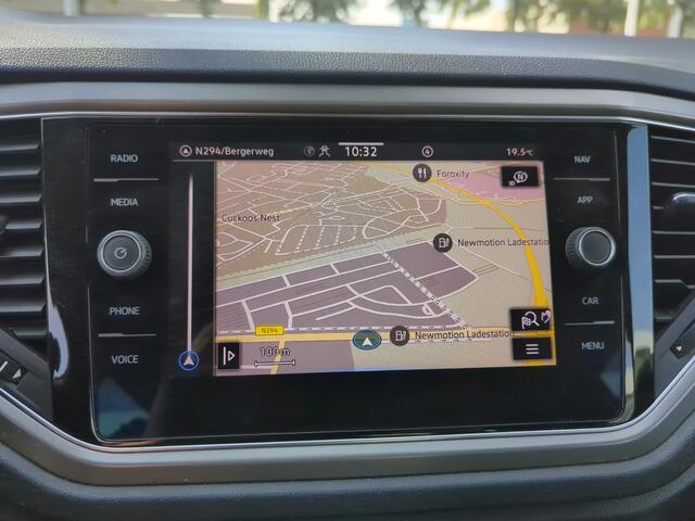 Volkswagen T-Roc 1.0 TSI Style / Navigatie / Climate controle / Camera / Parkeer sensoren V+A / Lichtmetaal 16 inch /