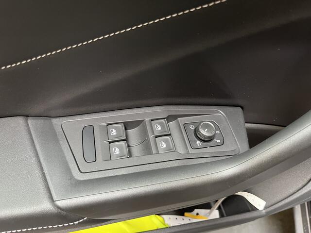 Volkswagen T-Roc Cabrio 1.5 TSI R-Line / AUTOMAAT/ 2X R-LINE/ TREKHAAK/ MATRIX/ 19" LMV/ ADAPT. CRUISE/ NAVI/ APP-CONNECT/ CLIMA/ RIJ-MODI/ PARK. SENSOREN + CAMERA/ STOEL-STUUR VERWARM.