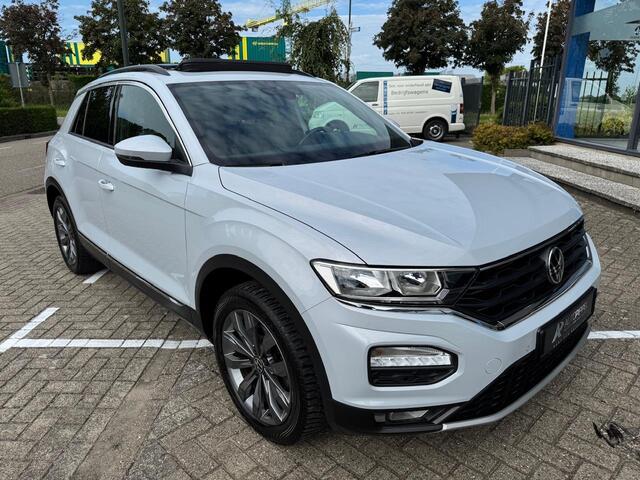 Volkswagen T-Roc 1.5 TSI Sport | DSG | Pano dak | Trekhaak | Navi