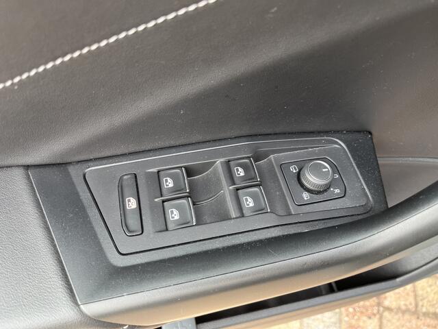 Volkswagen T-Roc 1.0 TSI R-Line / ADAPT. CRUISE/ 2X R-LINE/ LED/ 17" LMV/ DIGITAL DASH/ NAVI/ APP-CONNECT/ PARK. SENSOREN/ CLIMA/ DAB
