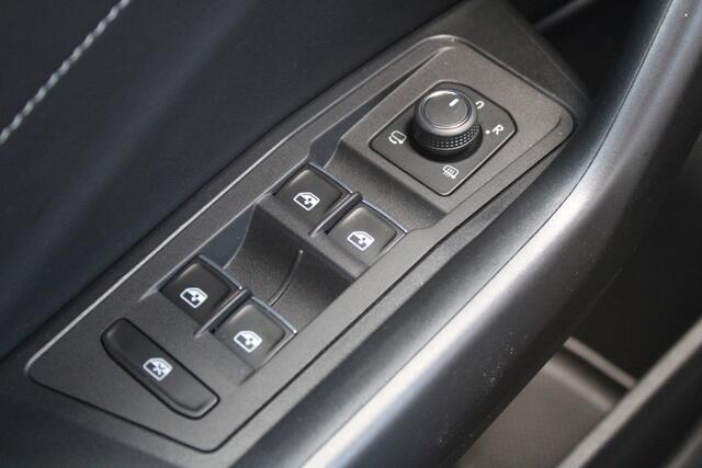 Volkswagen T-Roc 1.5 TSI Style 150pk - Ergostoel - LED - Navi - Camera - Stoelverwarming - Trekhaak - Rijklaar