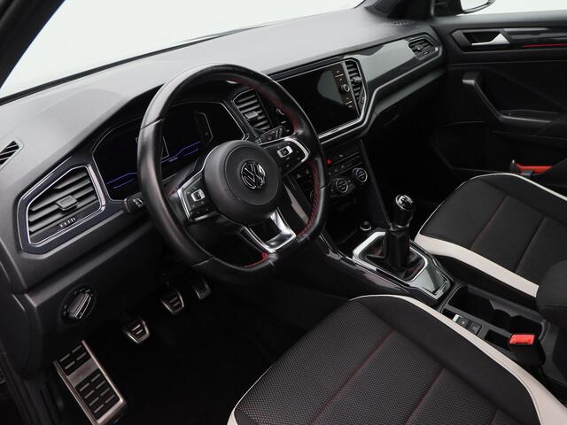 Volkswagen T-Roc 1.0 TSi 115 Pk Sport | Adaptive Cruise | Carplay | Navigatiesysteem | LED | Privacy Glass | Sensoren | Climate Control | 17 Inch