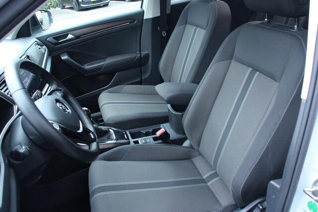 Volkswagen T-Roc 1.5 TSI Sport, VIRTUAL COCKPIT WINTERPAKKET, ACHTERUITRIJCAMERA, PARKEERSENSOREN, NAVI, TREKHAAK