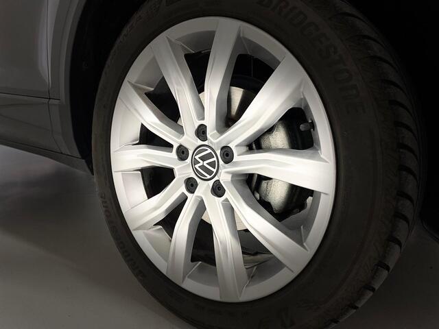 Volkswagen T-Roc 1.5 TSI Life Edition 2x R line edition Camera IQ-light/Matrix ACC Navigatie 17inch Virtual Cockpit Apple carplay