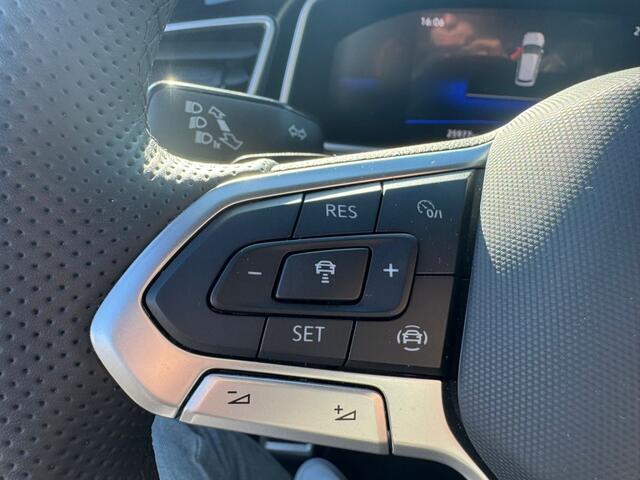 Volkswagen T-Roc 1.5 TSI R-Line - Trekhaak - AllSeason banden - Stoelverwarming