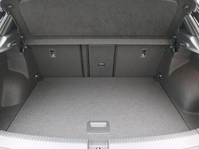 Volkswagen T-Roc 1.5 TSI R-Line Business 150PK DSG Trekhaak, Pano-Schuifdak, 19" LM Velgen, Black Style, LED-Matrix, Keyless Entry & Start, Achteruitrijcamera, Travel Assist,