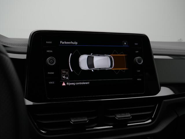 Volkswagen T-Roc 1.5 TSI 150 pk DSG R-Line | Panoramadak | IQ Light | Carplay | Parkeersensoren voor/achter | Adaptive Cruise