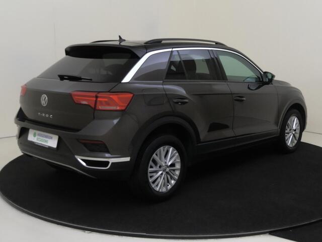 Volkswagen T-Roc 1.5 TSI Style | Navigatie | Parkeerassistent | Adaptieve cruise control | CarPlay | Elektrisch inklapbare buitenspiegels | Parkeersensoren |