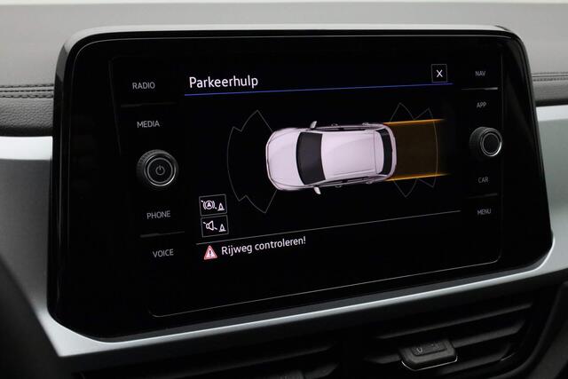 Volkswagen T-Roc 1.5 TSI 150 pk DSG Life | Trekhaak | Stoelverwarming | Carplay | Parkeersensoren voor/achter | Adaptive Cruise