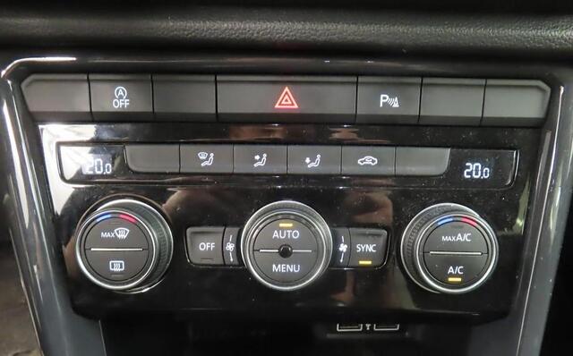 Volkswagen T-Roc 1.5 TSI 150pk Style Half Leer Navi Digi Dash Parkeersensoren Privacy Glass Dealeronderhouden